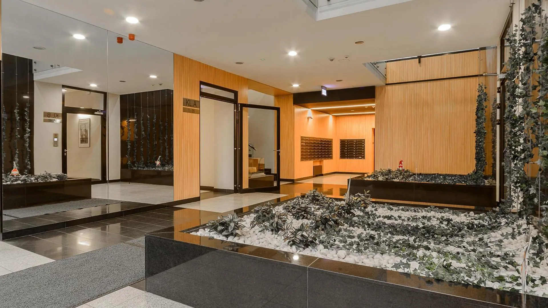 Cozy Family Apartments With Balcony Near Zlote Tarasy ワルシャワ