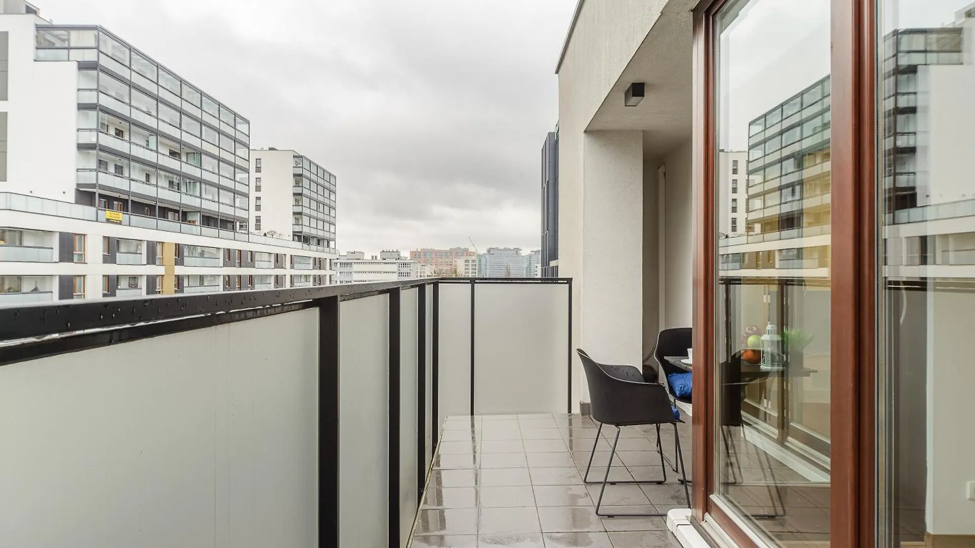 Cozy Family Apartments With Balcony Near Zlote Tarasy ワルシャワ