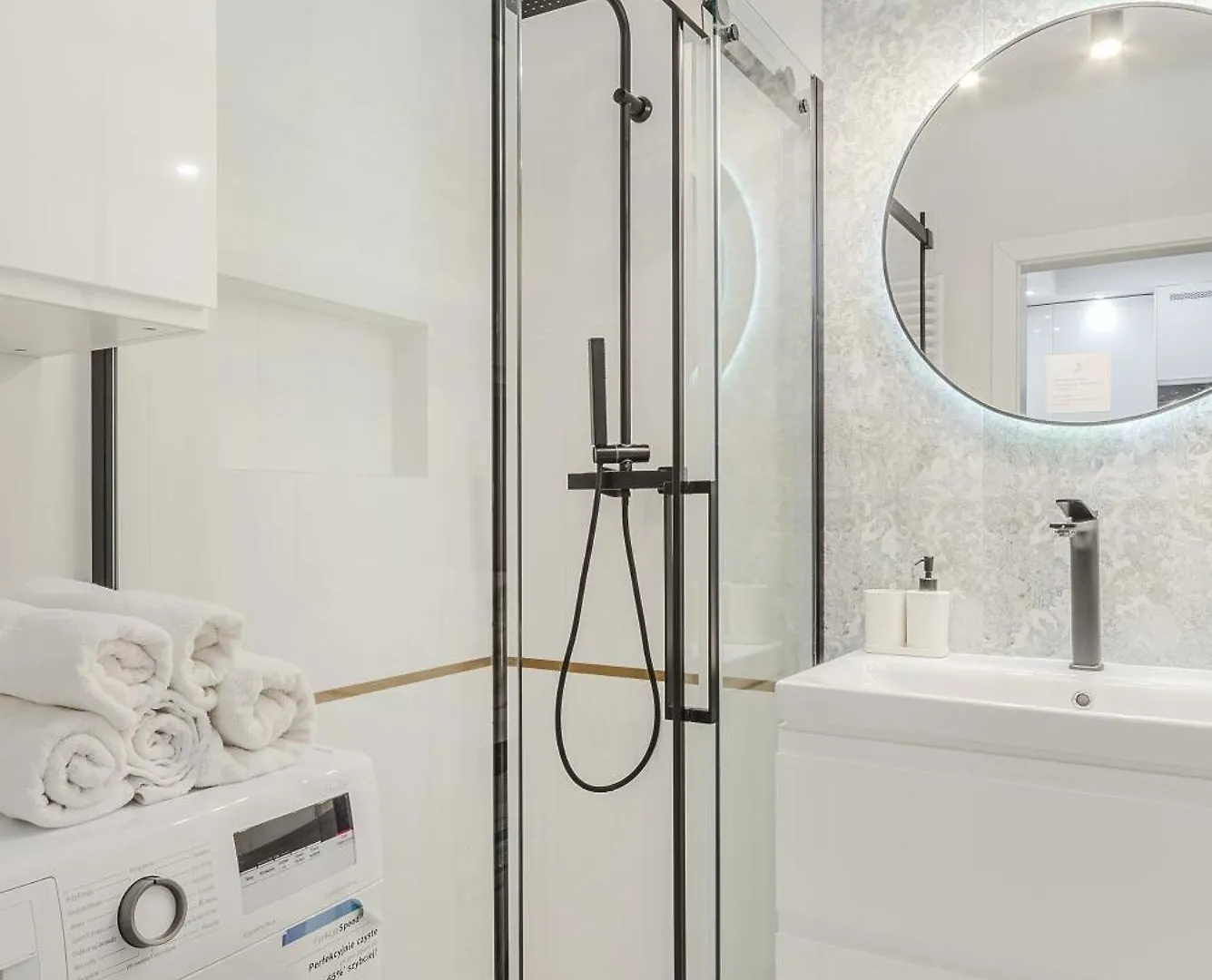 Cozy Family Apartments With Balcony Near Zlote Tarasy ワルシャワ 0*,  ポーランド