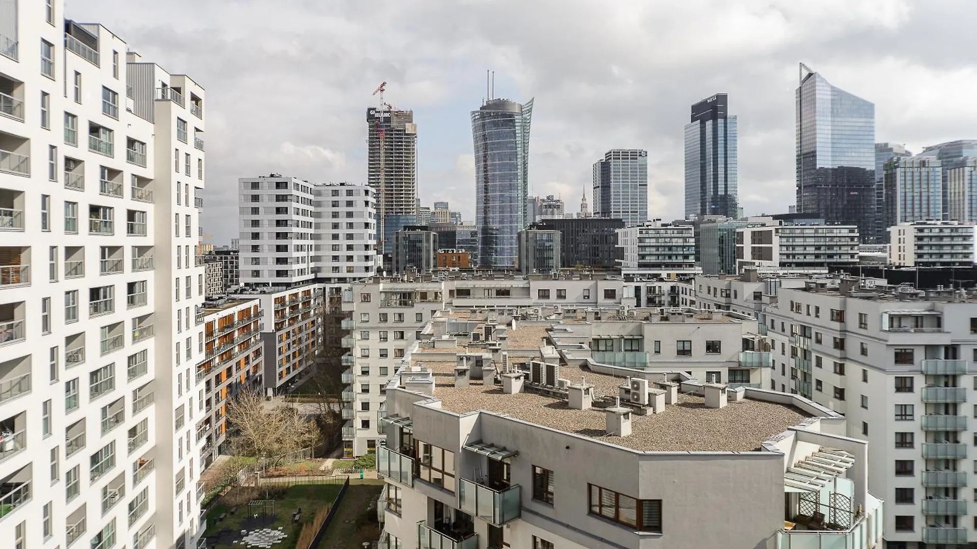 Cozy Family Apartments With Balcony Near Zlote Tarasy ワルシャワ ポーランド