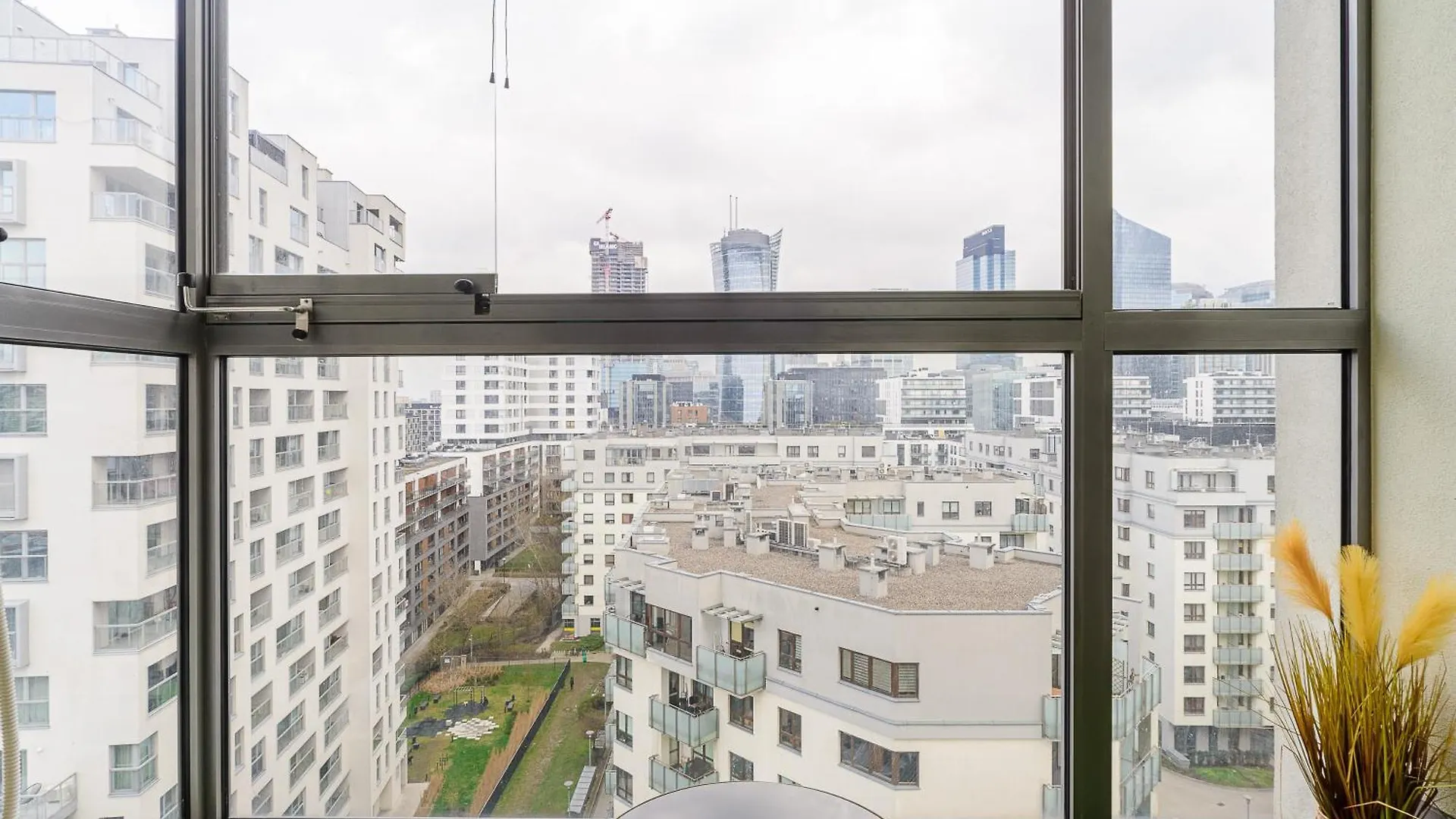Cozy Family Apartments With Balcony Near Zlote Tarasy ワルシャワ