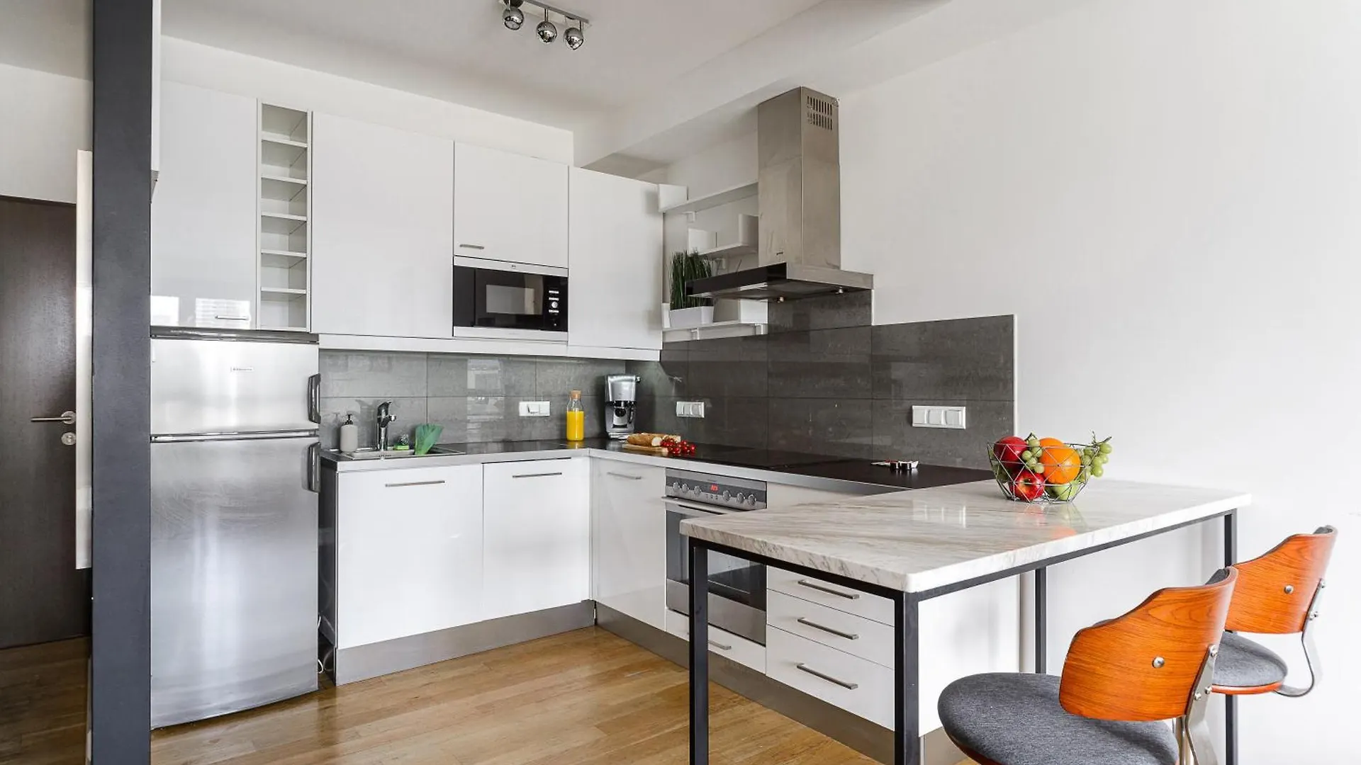 Cozy Family Apartments With Balcony Near Zlote Tarasy ワルシャワ