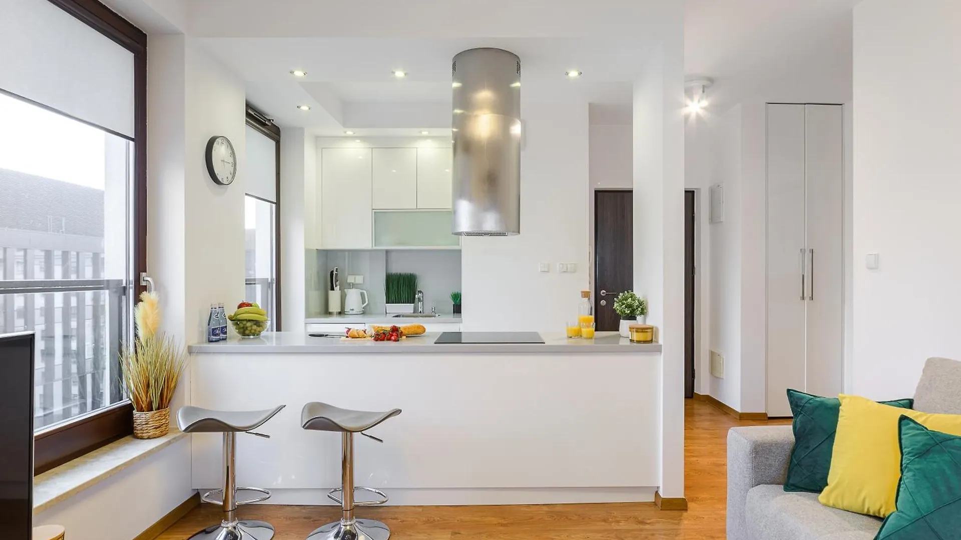 Cozy Family Apartments With Balcony Near Zlote Tarasy Warsaw