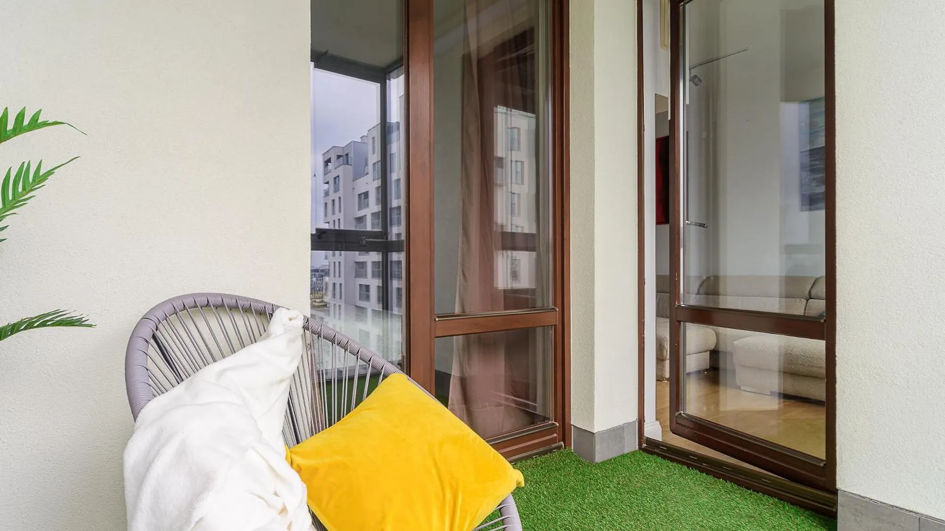 Cozy Family Apartments With Balcony Near Zlote Tarasy Warsaw